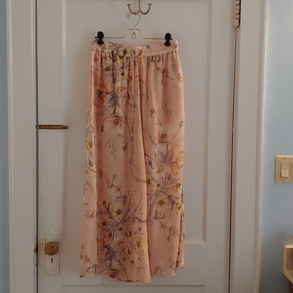 H&M pants -- flowy, floral, & bohemian - Picture 3 of 8